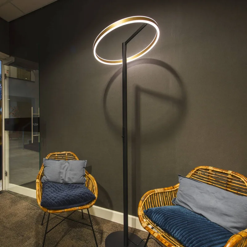 LED vloerlamp One Straight, zwart/messing, 2700/3000 K fra SLV i Sort, Messing – produktbillede