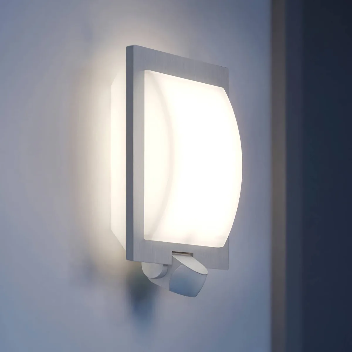 L 20 S buitenwandlamp met sensor, roestvrij staal van Steinel in Edelstahl, Wit – productfoto