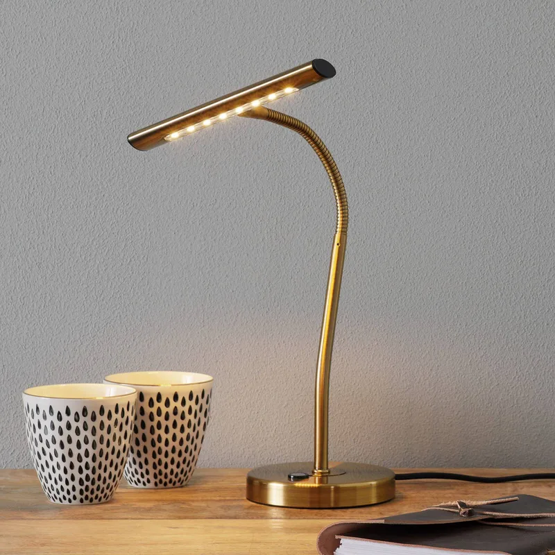 Curtis buigbare LED tafellamp van Trio in Antiek messing – productfoto