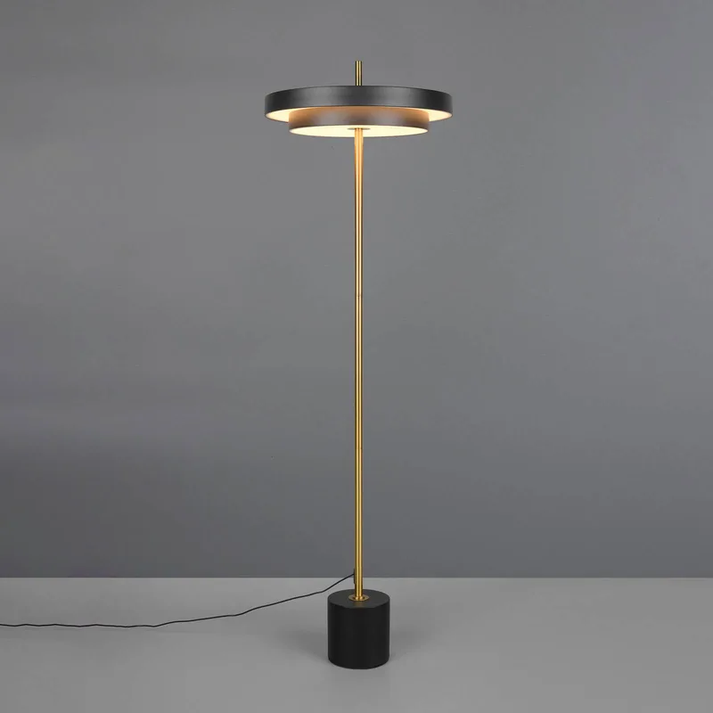 LED vloerlamp Keaton, zwart/goudkleurig, hoogte 138 cm, CCT von Trio in Schwarz, Gold, Weiß – Produktfoto
