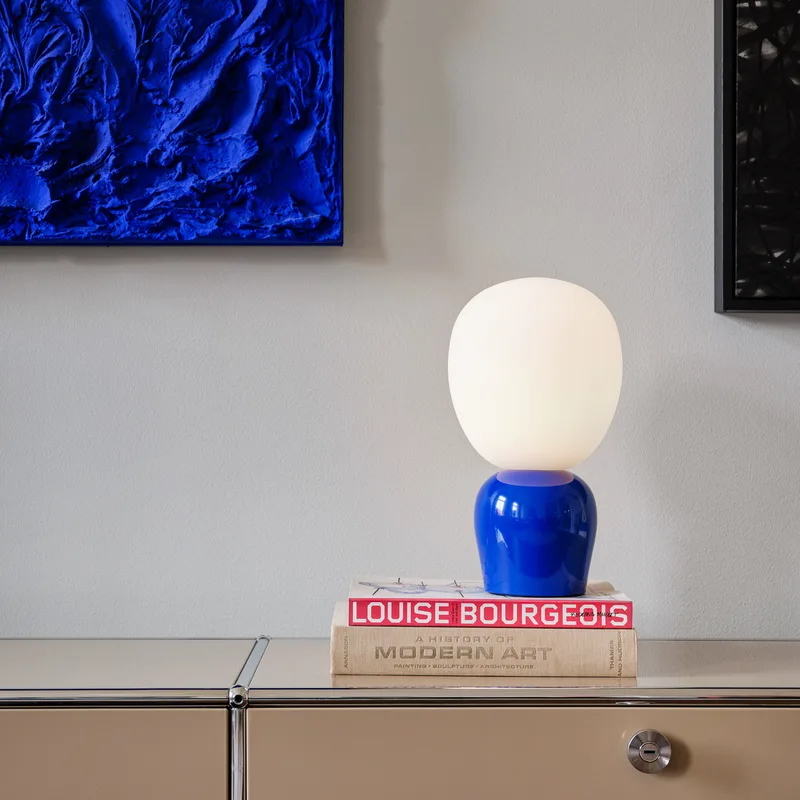 Lampe de table Buddy verre opale Bleu outremer de Belid – photo produit