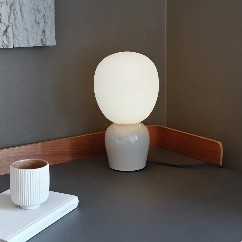 Lampe de table Buddy verre opale Soft greige de Belid – photo produit