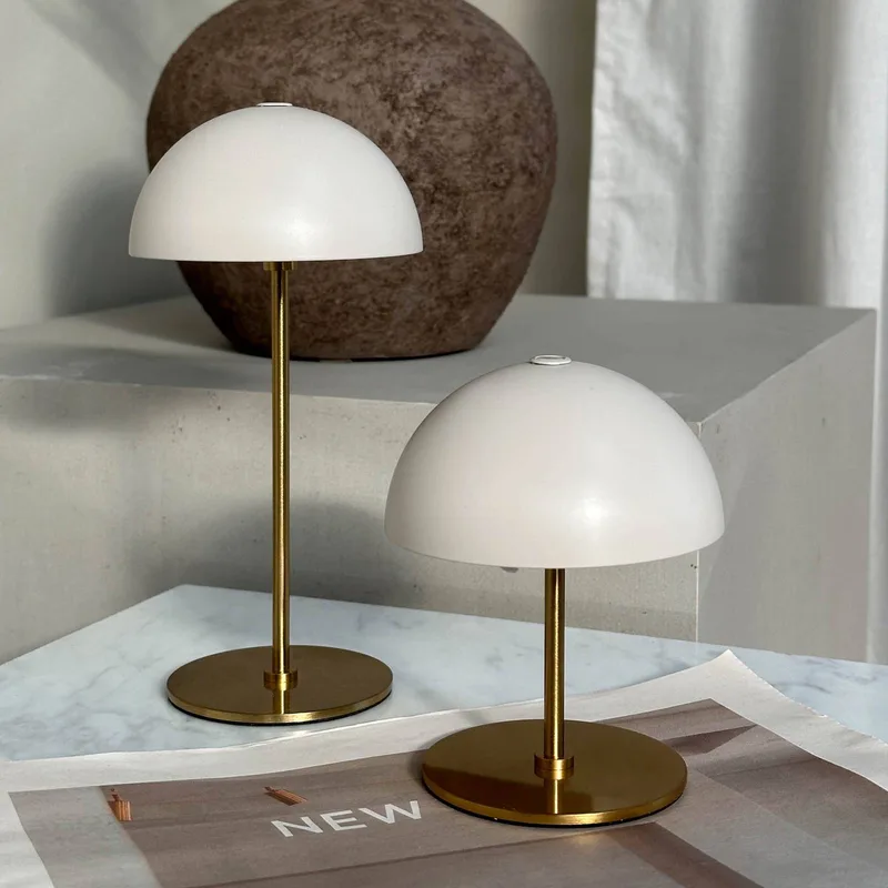 ALONG LED mini tafellamp beige/messing – set van 3 de Dyberg Larsen en Beige, Laiton – photo produit 3 sur 5