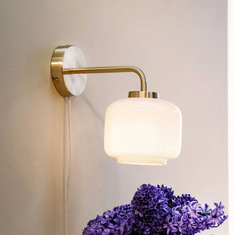 Arp wandlamp, messingkleurig, breedte 15 cm by Dyberg Larsen in Brass, White – product photo 1 of 4