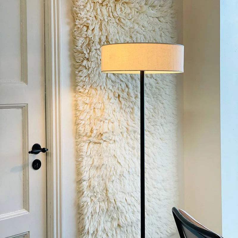 Calix vloerlamp met stoffen kap från Dyberg Larsen i Natur, Svart – produktbild 2 av 5