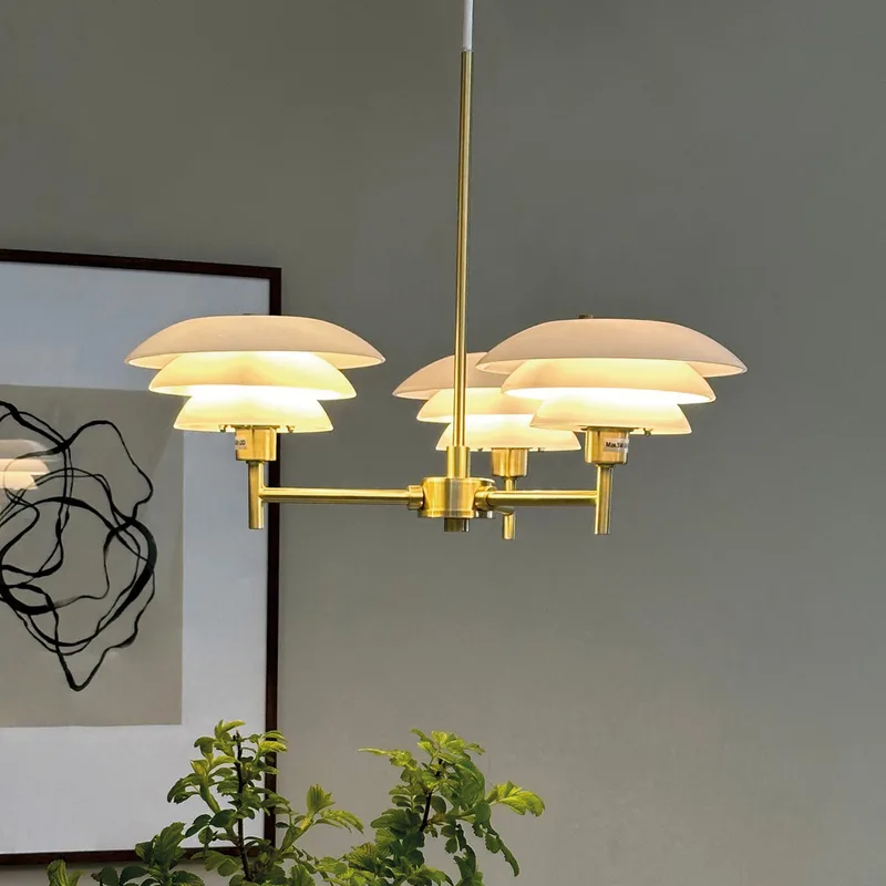 DL20 kroonluchter, opaal/messing, 3-lamps von Dyberg Larsen – Produktfoto