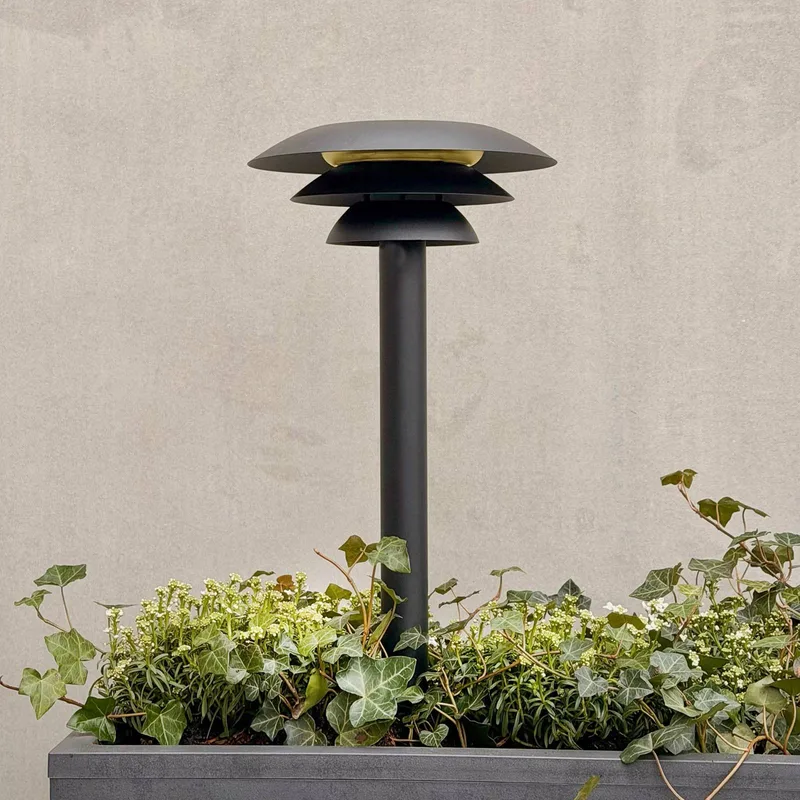 DL25 zonne-energie grondspies lamp, 3000 K fra Dyberg Larsen i Sort – produktbillede 1 af 4