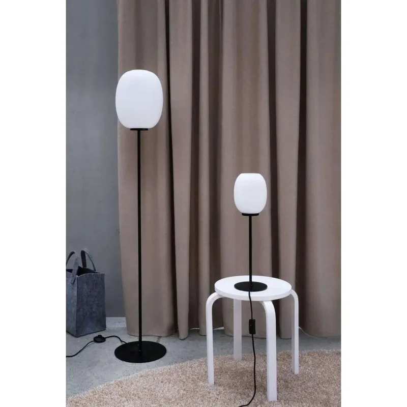 DL39 vloerlamp, opaal/zwart, hoogte 150 cm von Dyberg Larsen – Produktfoto