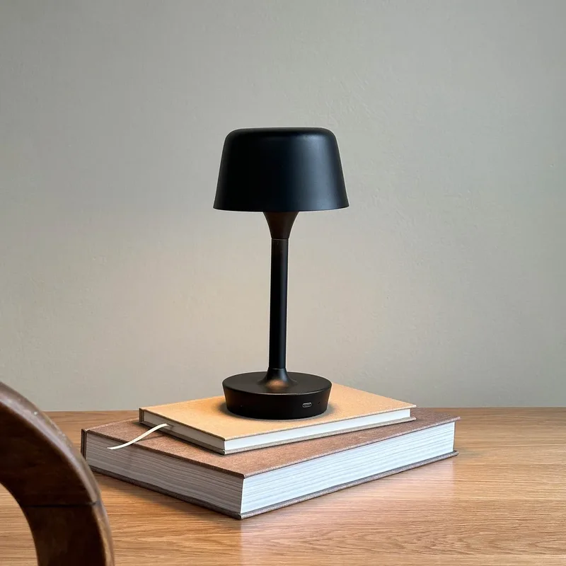 FLOW LED Portable Taffellamp Zwart fra Dyberg Larsen – produktbillede