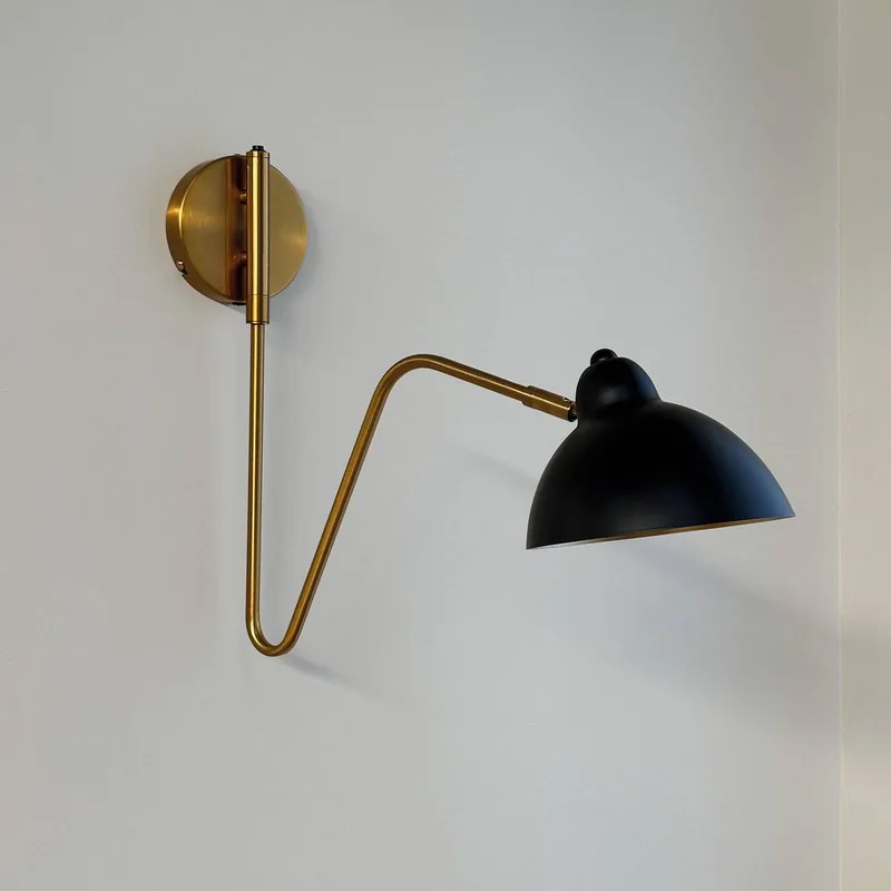 Futura wandlamp, zwart, metaal fra Dyberg Larsen i Sort, Messing – produktbillede 1 af 3