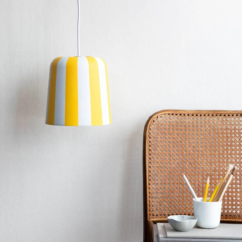 Gry hanglamp, geel/wit, Ø 20 cm, metaal från Dyberg Larsen i Geel wit – produktbild 1 av 3