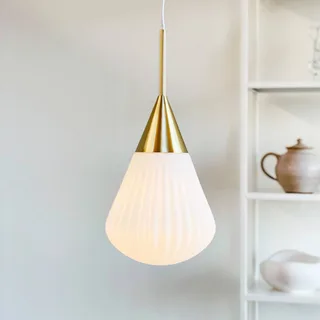 Pendellampe Ballon, Ø 21 cm weiß/messingfarben von Dyberg Larsen in Opaal, Messing – Produktfoto 1 von 3