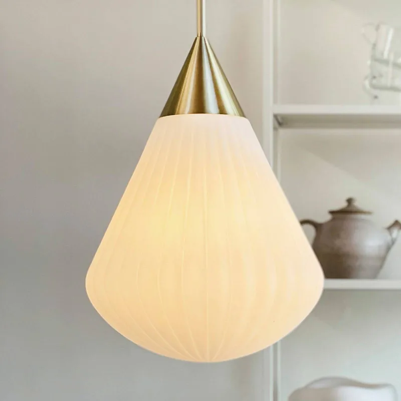 Pendellampa Ballon, Ø 33 cm vit/mässingsfärgad från Dyberg Larsen i Opaal, Mässing – produktbild 1 av 3