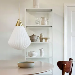 Pendellampa Ballon, Ø 33 cm vit/mässingsfärgad från Dyberg Larsen i Opaal, Mässing – produktbild 2 av 3