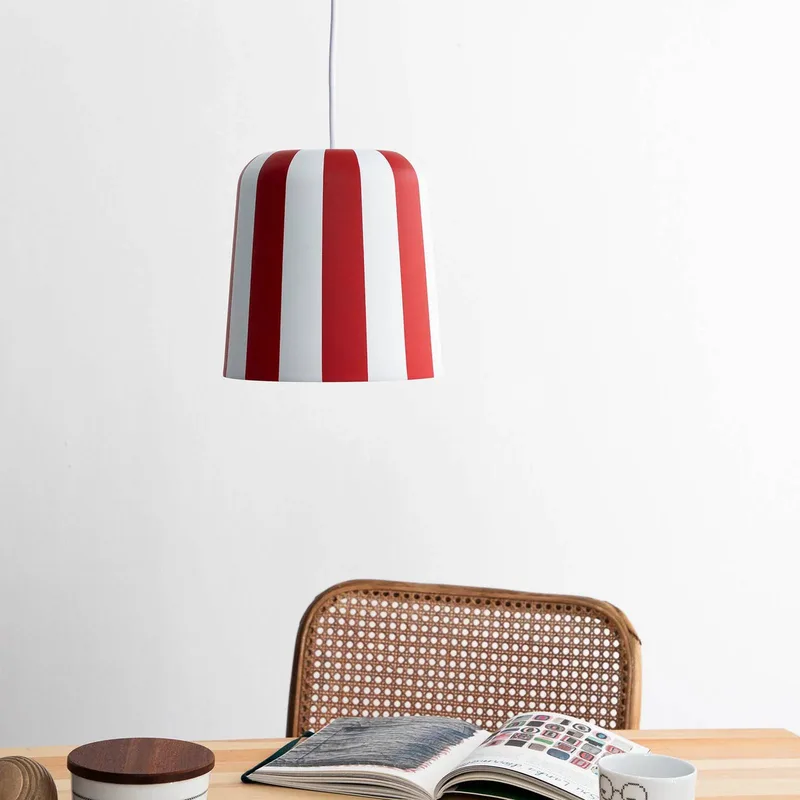 hanglamp Gry, donkerrood/wit, Ø 20 cm fra Dyberg Larsen i Donkerrood, Hvid – produktbillede 1 af 3
