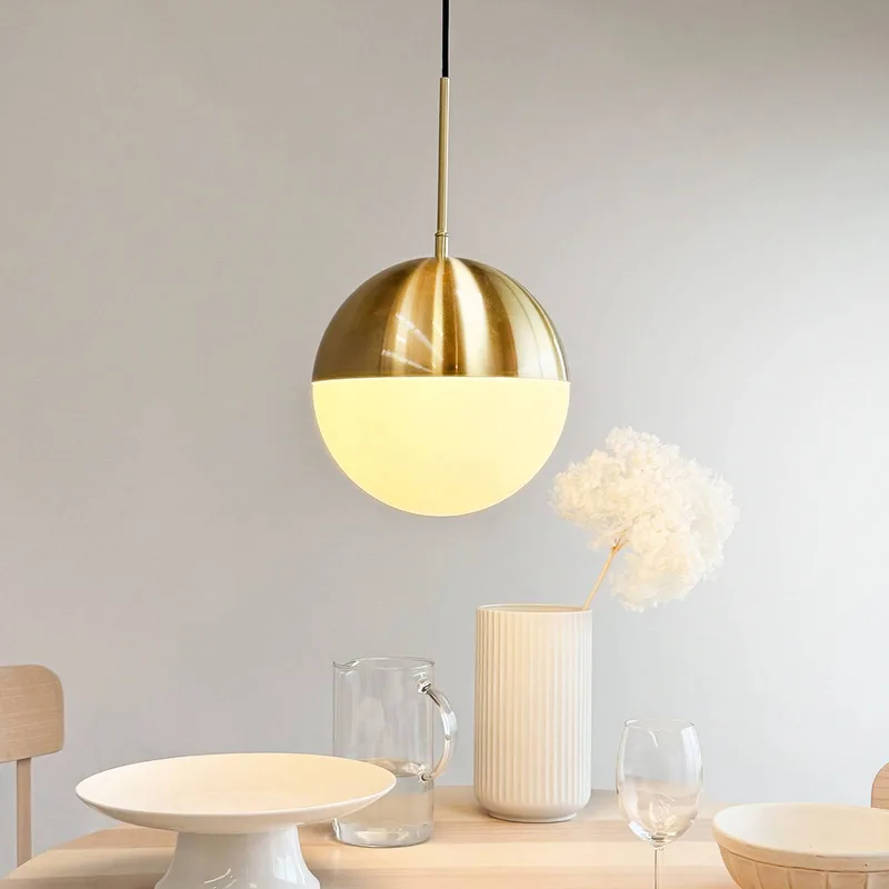hanglamp Nova D25, opaal/messing, metaal fra Dyberg Larsen i Opaal, Messing – produktbillede 1 af 5