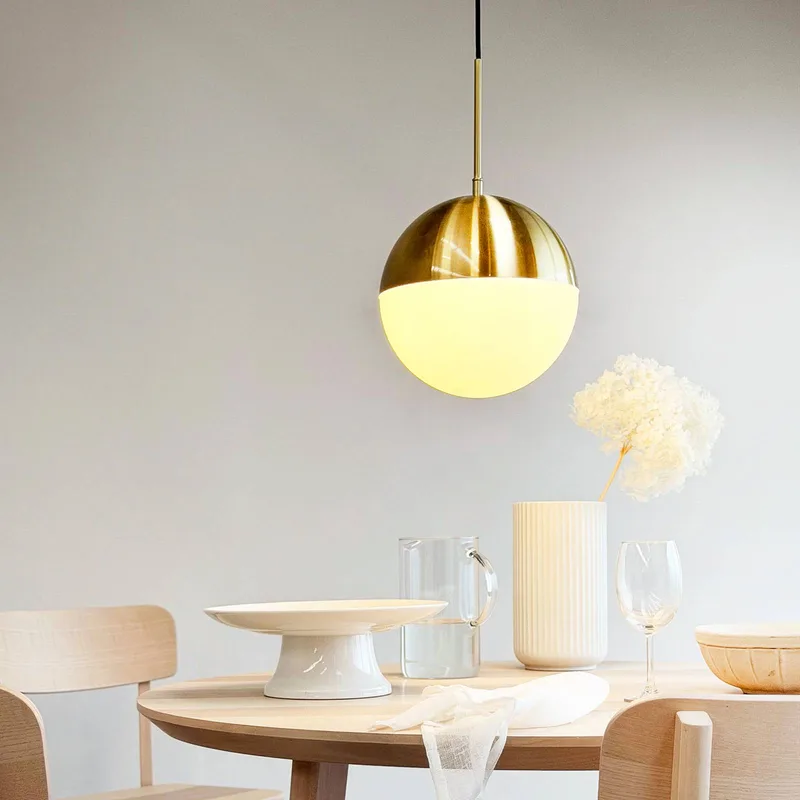 hanglamp Nova D25, opaal/messing, metaal fra Dyberg Larsen i Opaal, Messing – produktbillede 2 af 5