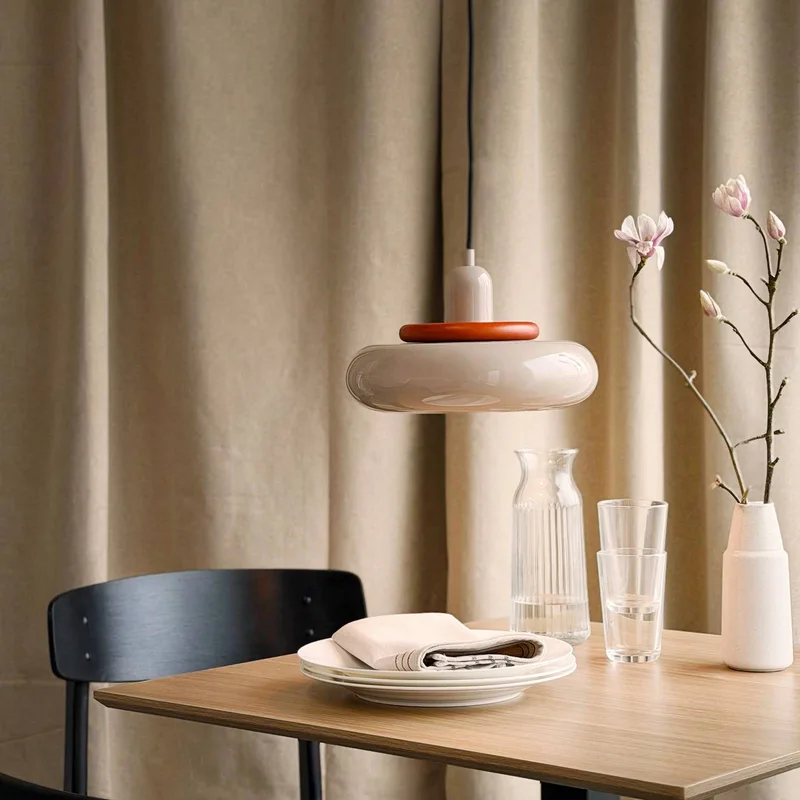 hanglamp Planet Mini, beige, Ø 27 cm, metaal fra Dyberg Larsen i Beige, Donker hout – produktbillede 2 af 3
