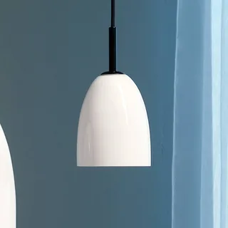 Suspension en verre opale et métal noir de Dyberg Larsen en Matzwart, Opaal – photo produit 1 sur 3