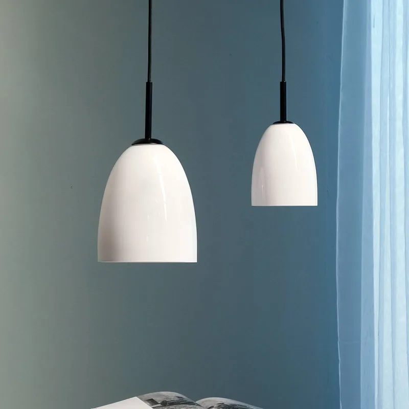 Suspension en verre opale et métal noir de Dyberg Larsen en Matzwart, Opaal – photo produit 3 sur 3