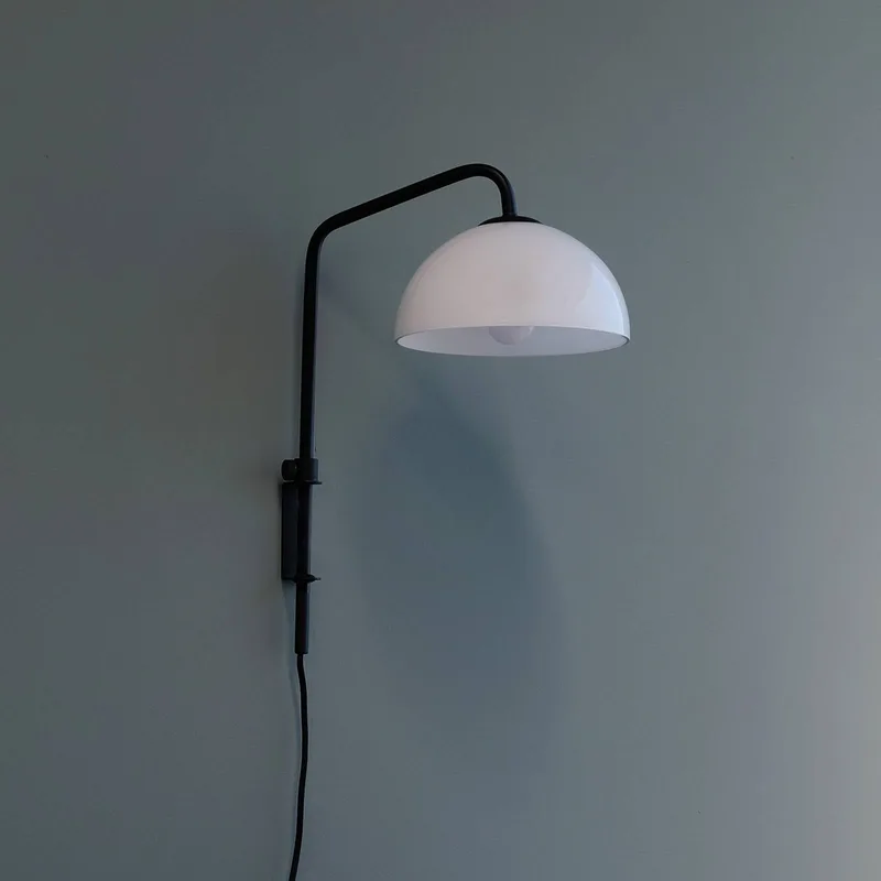 Jazz Wandleuchte, opal/schwarz von Dyberg Larsen in Mat zwart, Opaal – Produktfoto 1 von 3