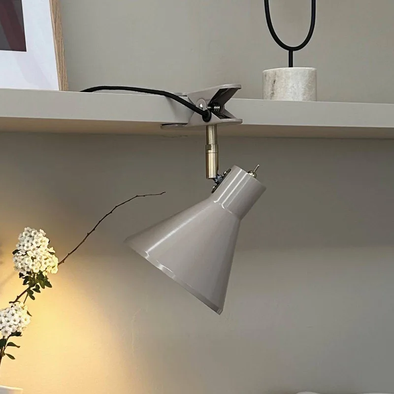Lampe à pince Sleep Brown de Dyberg Larsen en Grijsbruin – photo produit 1 sur 5