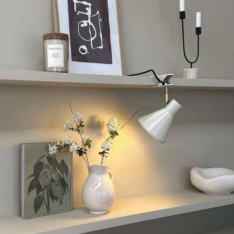 Lampe à pince Sleep Shiny White/Antique Brass de Dyberg Larsen en Kittweiß – photo produit 2 sur 5