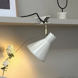 Lampe à pince Sleep Shiny White/Antique Brass de Dyberg Larsen en Kittweiß – photo produit 1 sur 5