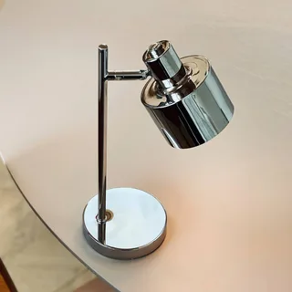 LED-bordslampa Ocean Mini, krom från Dyberg Larsen i Krom – produktbild 1 av 5
