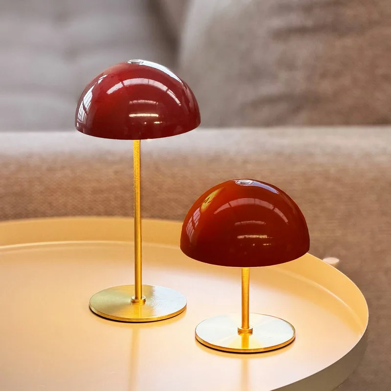 LED-batterijtafel lamp Along, rood, set van 2 de Dyberg Larsen en Donkerrood, Laiton – photo produit 1 sur 4