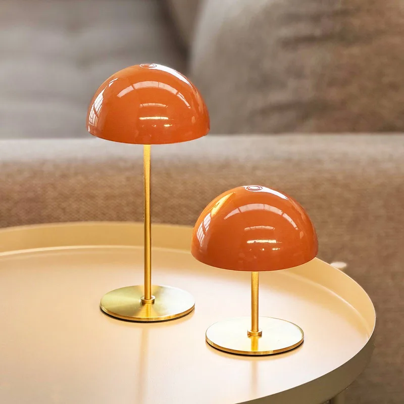 LED-batterijtafellamp Along, oranje, set van 2 de Dyberg Larsen en Orange, Laiton – photo produit 1 sur 4