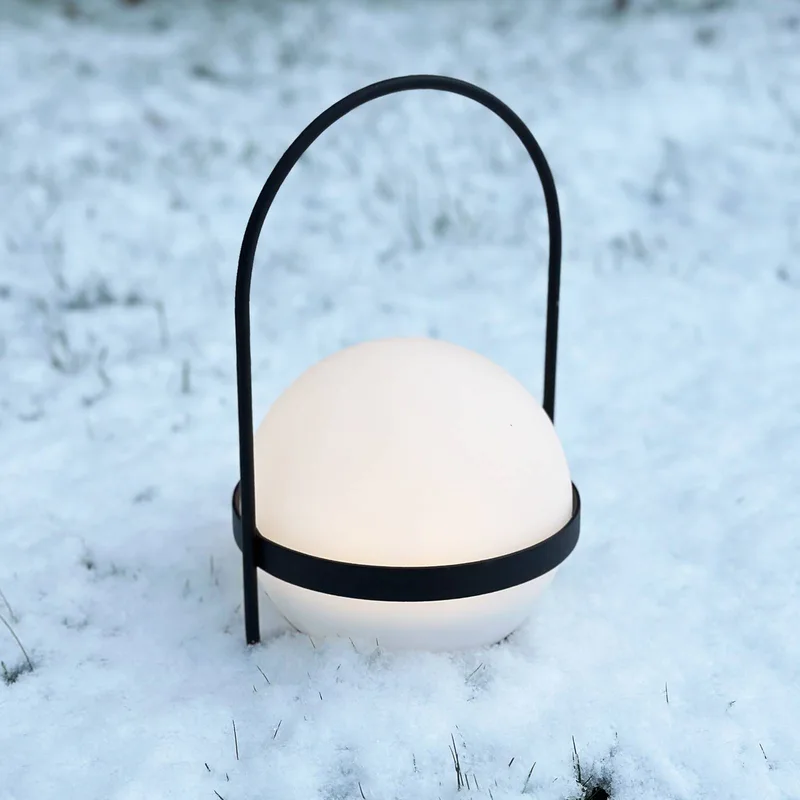 LED-solcellelampe Summer, hvid/sort Højde 26 cm fra Dyberg Larsen i Sort, Hvid – produktbillede 1 af 4