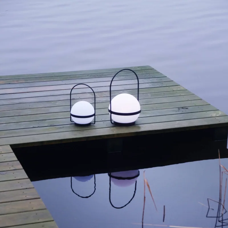 LED-solcellelampe Summer, hvid/sort Højde 26 cm fra Dyberg Larsen i Sort, Hvid – produktbillede 3 af 4