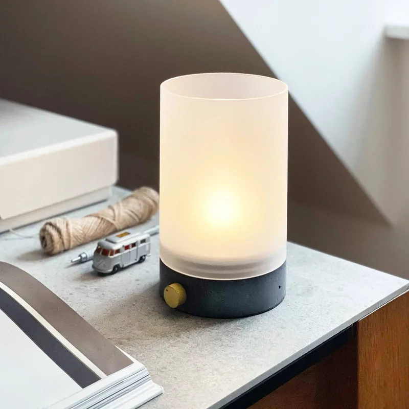 LED tafellamp Cozy, hoogte 20,5 cm, beton de Dyberg Larsen en Gris, Opaal – photo produit 2 sur 5
