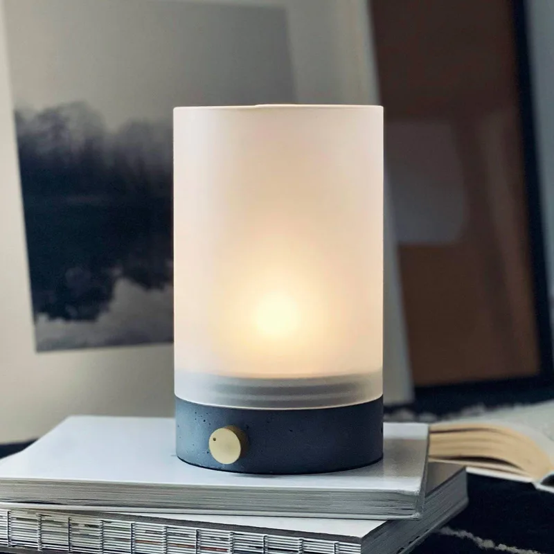 LED tafellamp Cozy, hoogte 20,5 cm, beton de Dyberg Larsen en Gris, Opaal – photo produit 1 sur 5