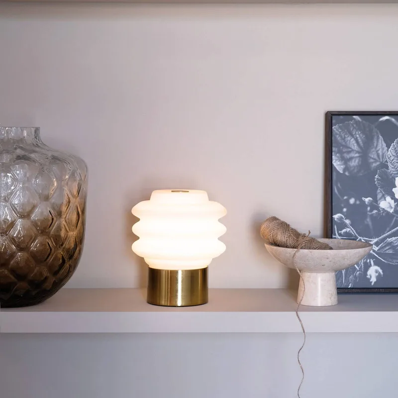 LED-Akku-Tischlampe Diva, weiß/messingfarben von Dyberg Larsen in Messing, Weiß – Produktfoto 3 von 5