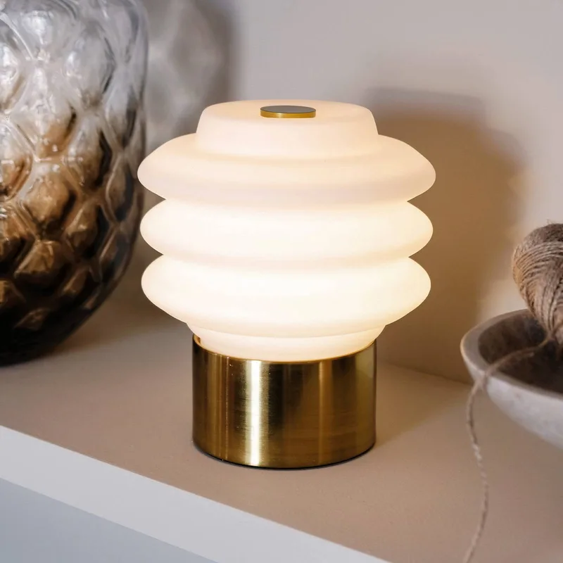 LED-Akku-Tischlampe Diva, weiß/messingfarben von Dyberg Larsen in Messing, Weiß – Produktfoto 1 von 5