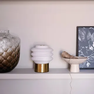 LED-Akku-Tischlampe Diva, weiß/messingfarben von Dyberg Larsen in Messing, Weiß – Produktfoto 2 von 5
