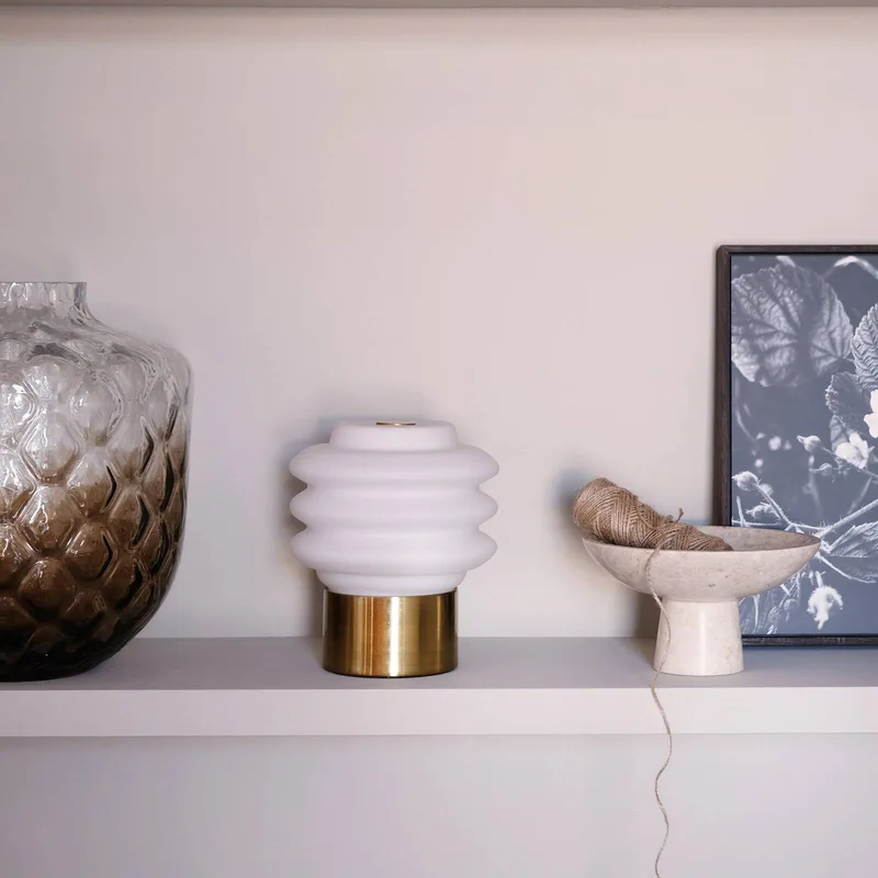 LED-Akku-Tischlampe Diva, weiß/messingfarben von Dyberg Larsen in Messing, Weiß – Produktfoto 2 von 5