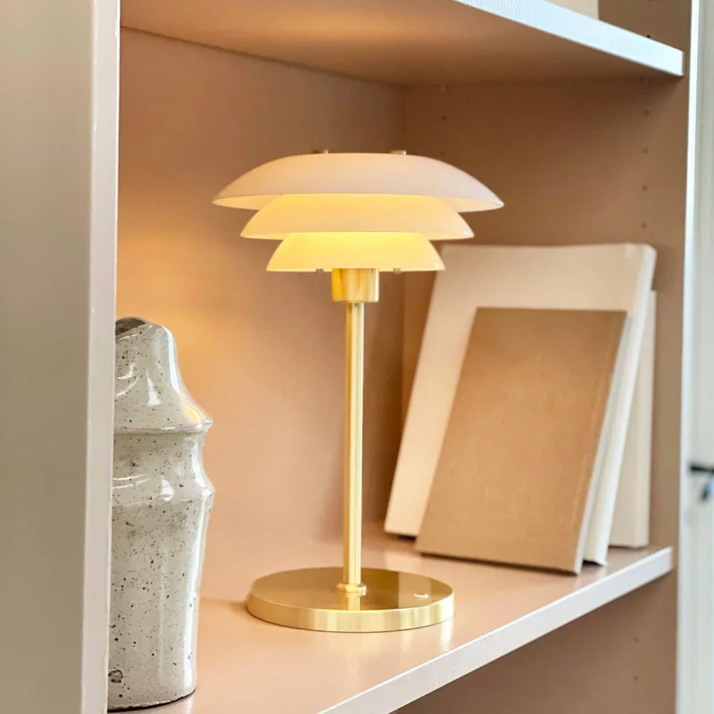 DL20 Lampe à poser portable Opale/Laiton de Dyberg Larsen en Opaal, Laiton – photo produit 1 sur 5