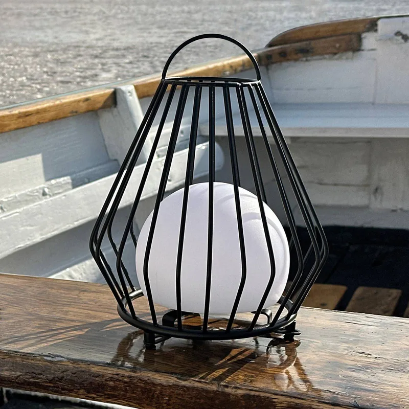 LED-batteridriven bordslampa Evesham, höjd 23 cm från Dyberg Larsen i Svart, Vit – produktbild 1 av 5