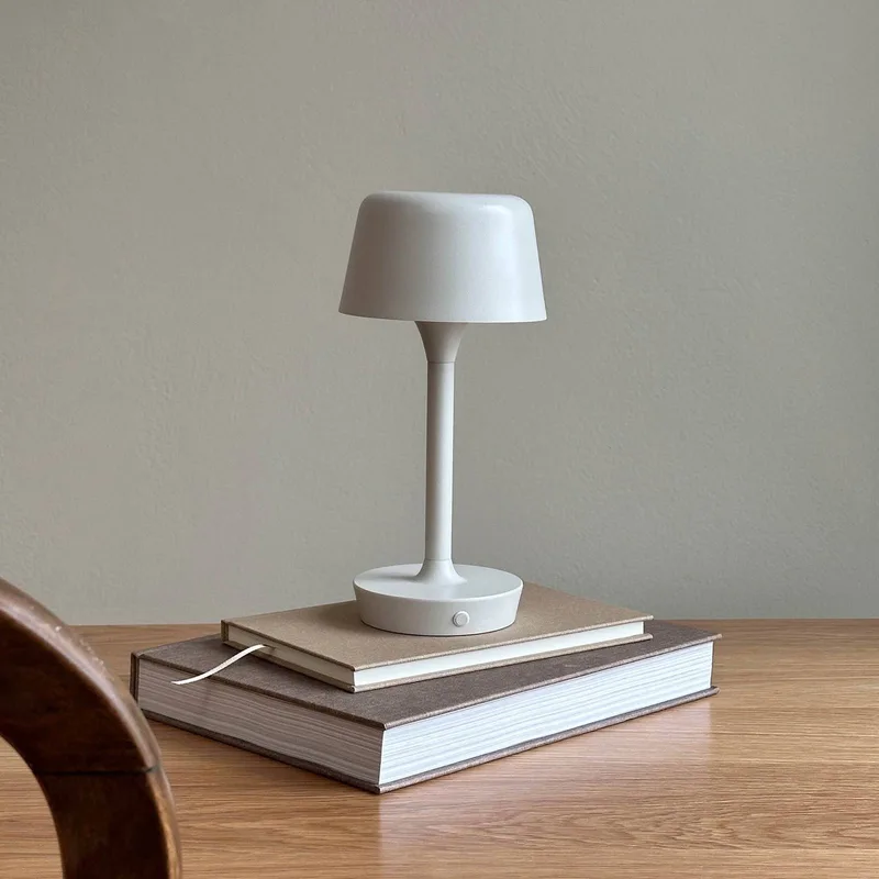 LED tafellamp Flow, hoogte 25 cm från Dyberg Larsen i Kräm – produktbild 2 av 5