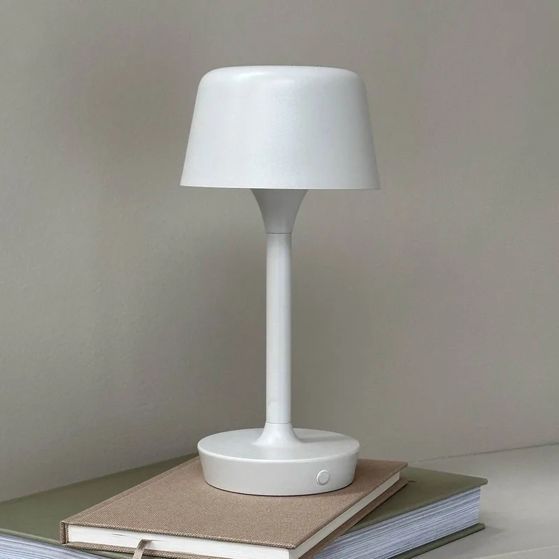 LED tafellamp Flow, hoogte 25 cm från Dyberg Larsen i Kräm – produktbild 1 av 5