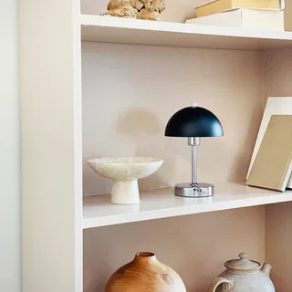 LED tafellamp Malmö, hoogte 23 cm, metaal från Dyberg Larsen i Krom, Svart – produktbild 2 av 5