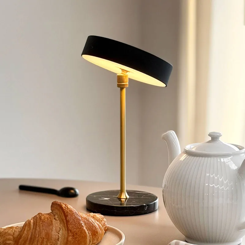 LED tafellamp op accu Moonlight, zwart från Dyberg Larsen i Svart, Mässing – produktbild 1 av 4