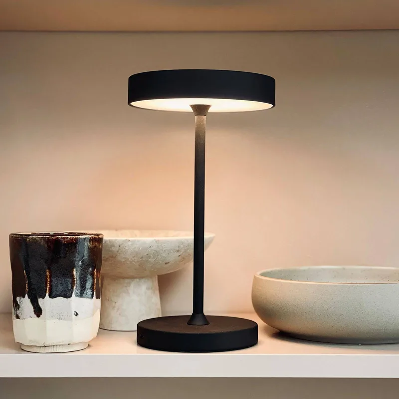 LED tafellamp op batterijen Starlight, metaal från Dyberg Larsen i Svart – produktbild 1 av 4