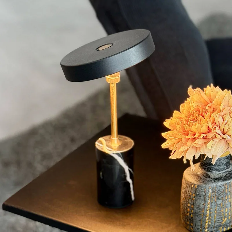 LED-Akku-Tischlampe Starlight, schwarz/messing von Dyberg Larsen in Schwarz, Messing – Produktfoto 2 von 4