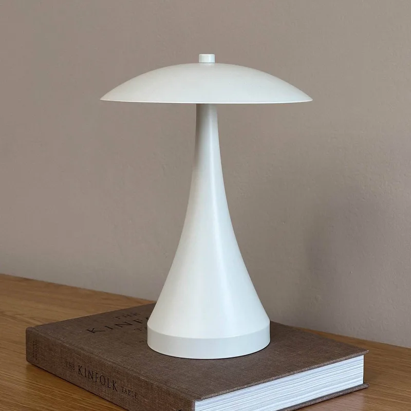 LED tafellamp Vienna, hoogte 28 cm fra Dyberg Larsen i Creme – produktbillede 1 af 4