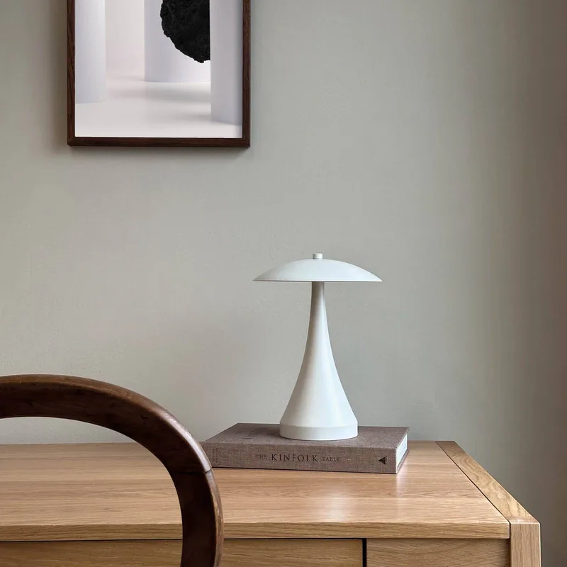 LED tafellamp Vienna, hoogte 28 cm fra Dyberg Larsen i Creme – produktbillede 2 af 4