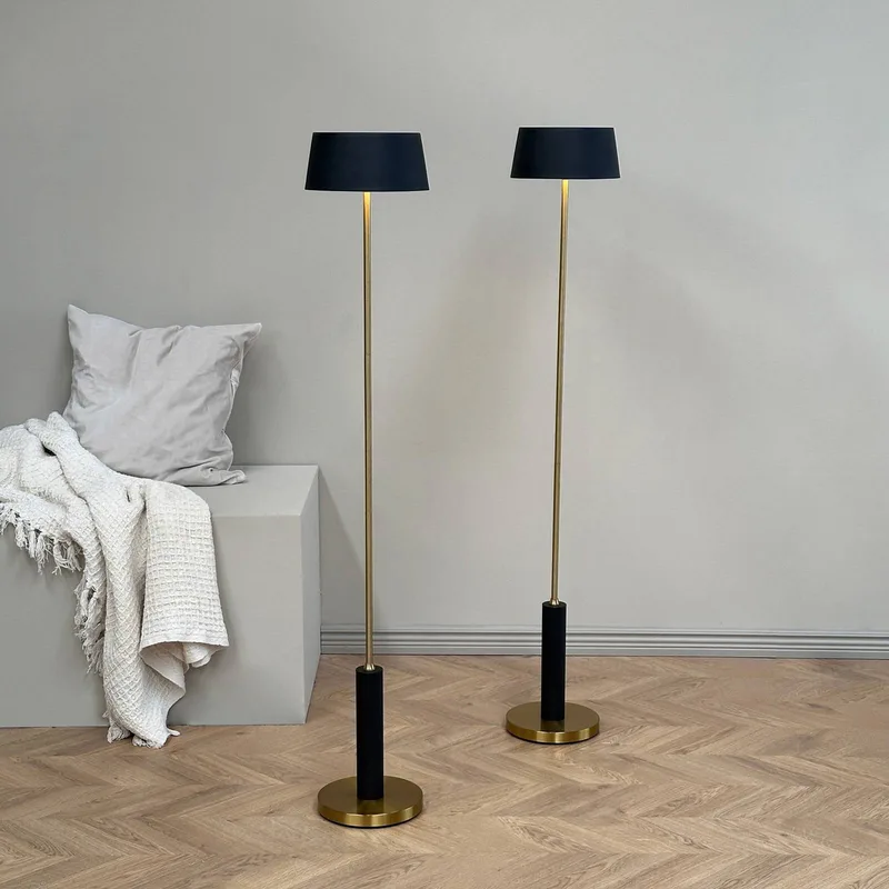 LED vloerlamp Yoyo, zwart, hoogte 125 cm de Dyberg Larsen en Noir, Laiton – photo produit 5 sur 5